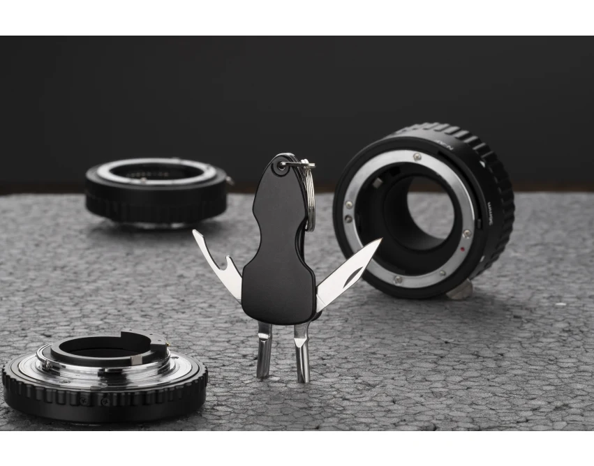 Czarny brelok ATERO z otwieraczem, nożykiem i śrubokrętami