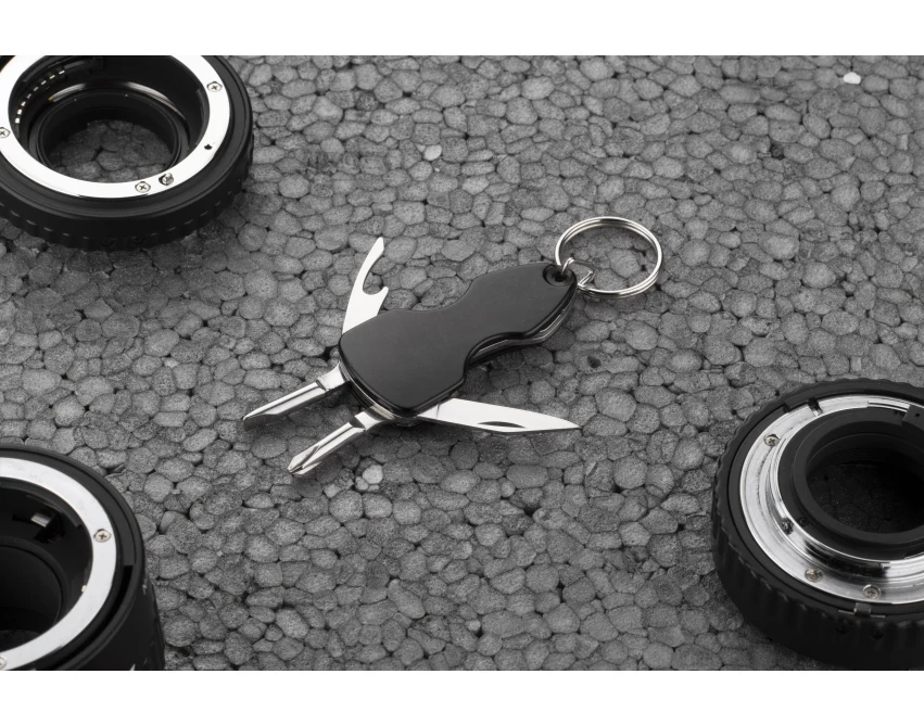 Czarny brelok ATERO z otwieraczem, nożykiem i śrubokrętami