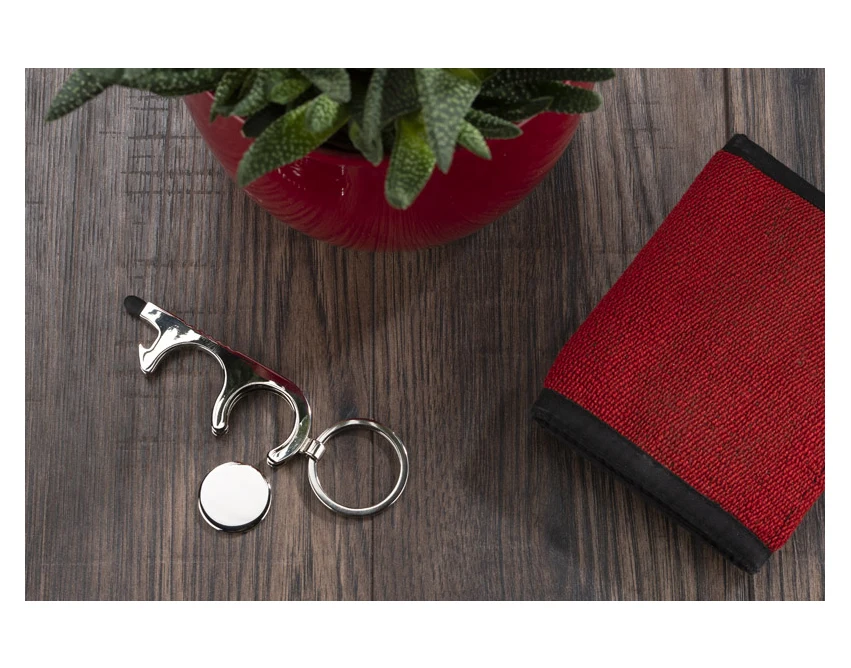 Srebrny brelok anti-touch z żetonem i otwieraczem – metal