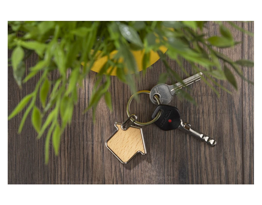 Brelok domek KUKA z drewna i metalu, naturalny kolor