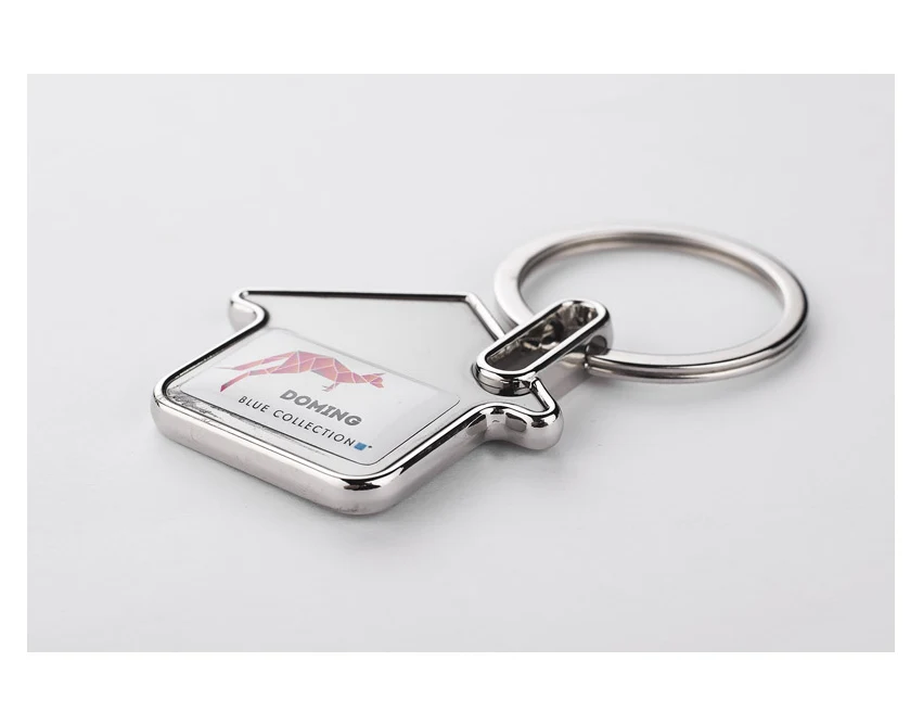 Brelok domek KUKA z drewna i metalu, naturalny kolor