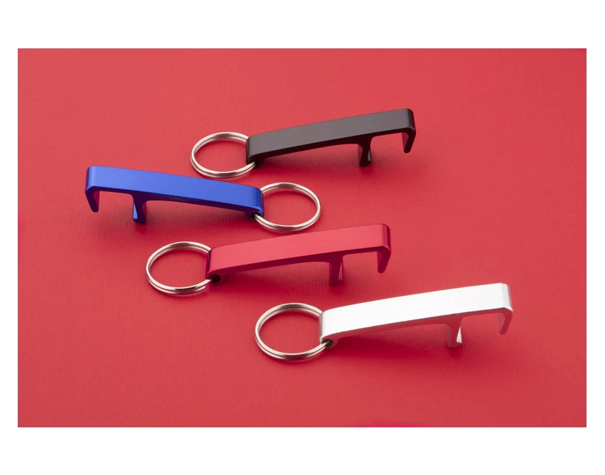 Czerwony brelok 3w1 z grawerem – otwieracz i stojak
