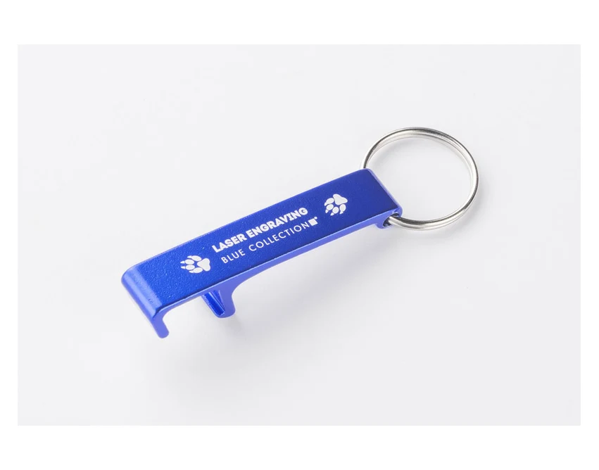 Niebieski brelok 3w1 z logo – otwieracz i stojak na telefon