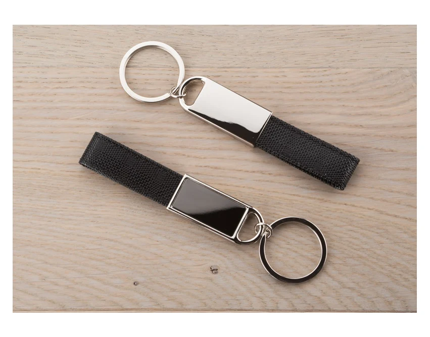 Czarny brelok STRAP metalowy z ekoskóry z grawerem logo