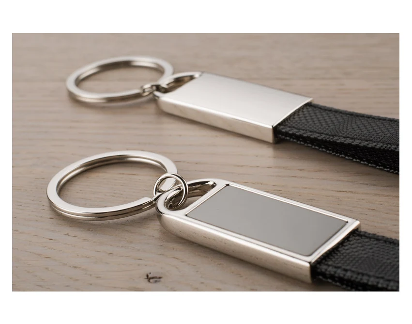 Czarny brelok STRAP metalowy z ekoskóry z grawerem logo