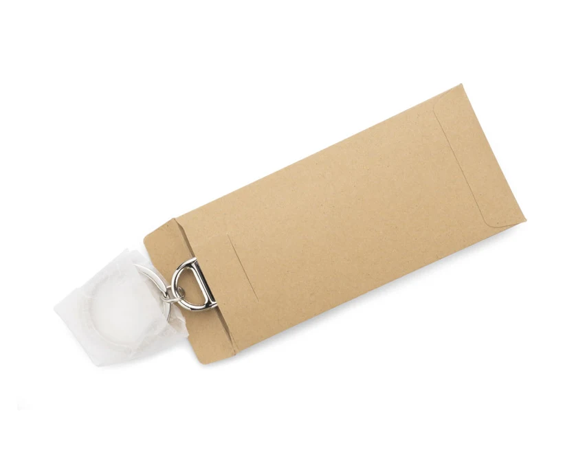 Czarny brelok STRAP metalowy z ekoskóry z grawerem logo