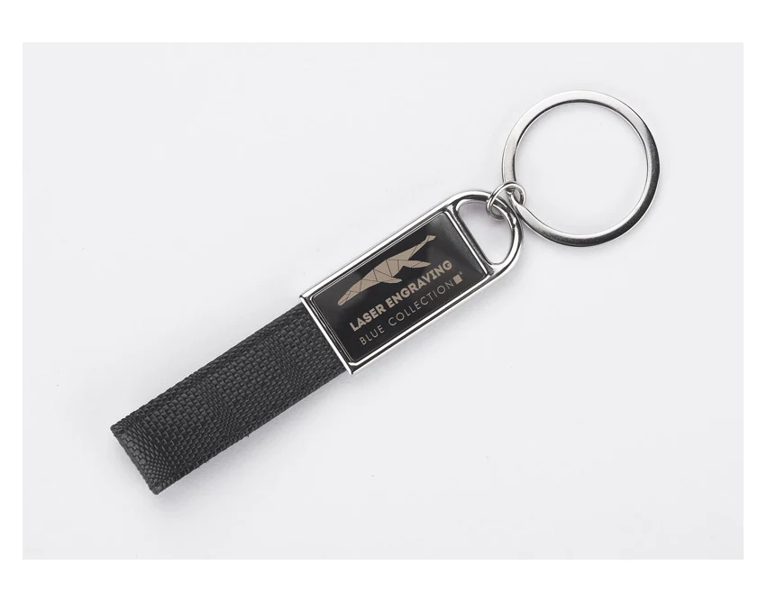 Czarny brelok STRAP metalowy z ekoskóry z grawerem logo