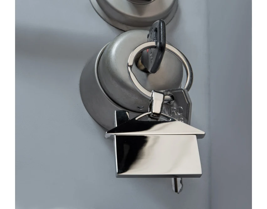 Srebrny brelok domek CASA z grawerem logo – metalowy