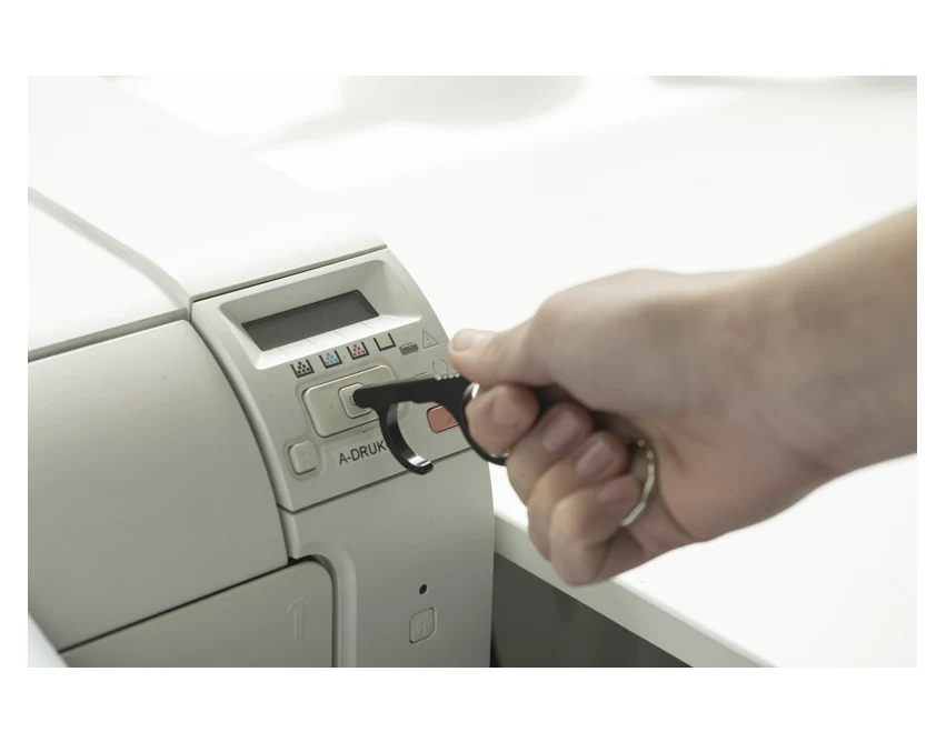 Czarny aluminiowy brelok anti-touch z grawerem logo