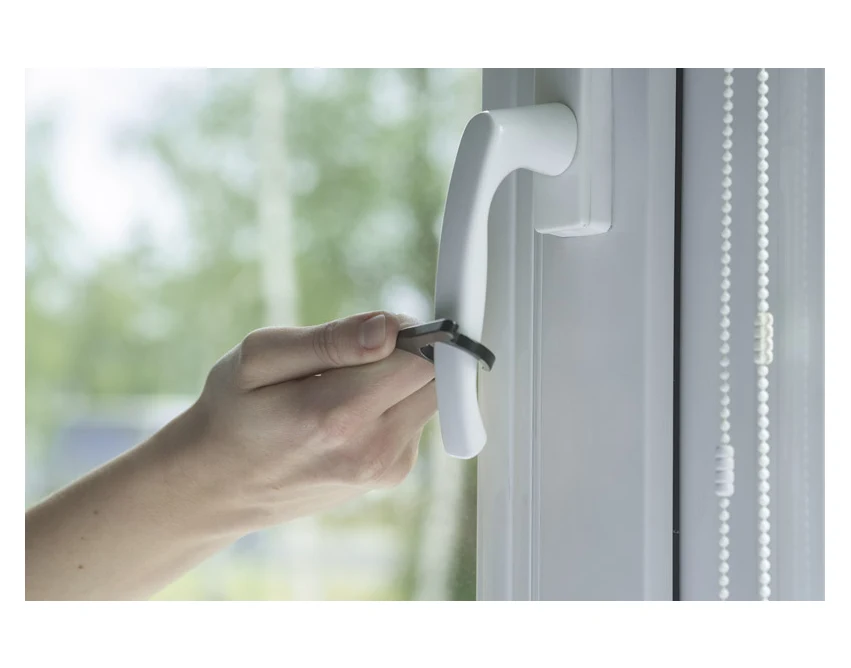 Czarny aluminiowy brelok anti-touch z grawerem logo