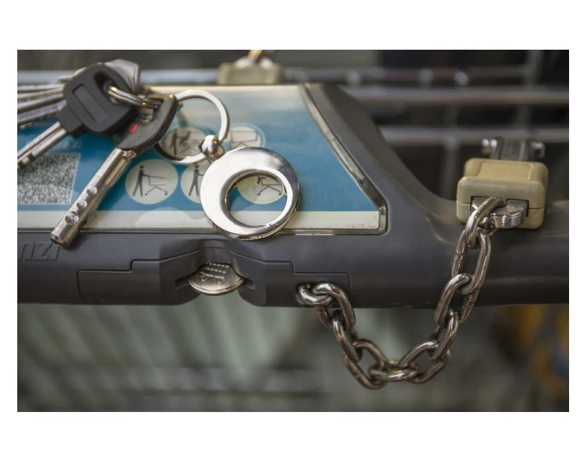 Srebrny brelok metalowy z żetonem 1 euro i grawerem logo