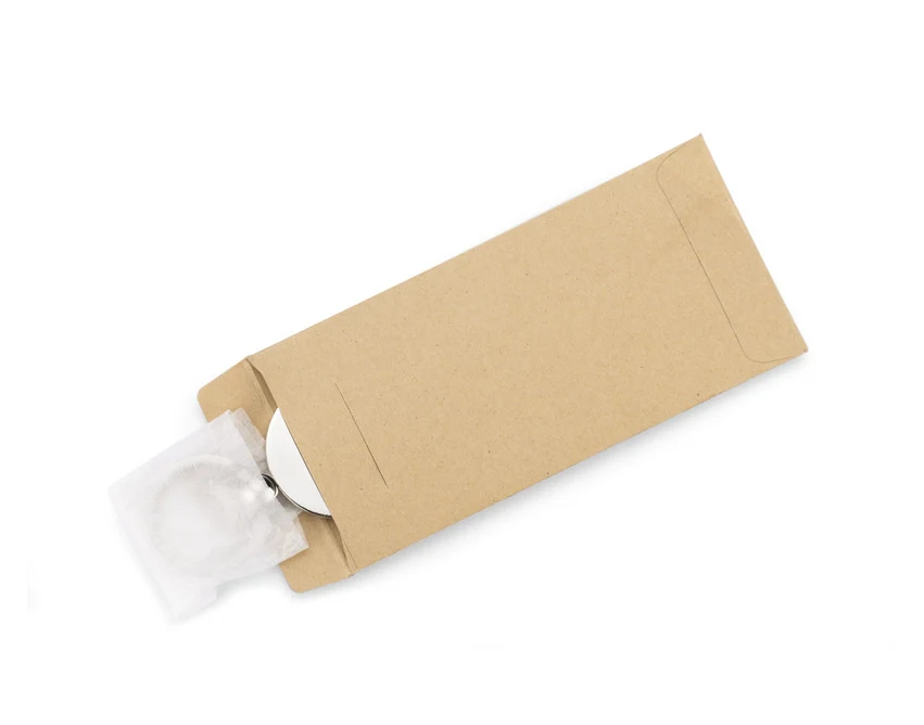 Srebrny brelok metalowy z żetonem 1 euro i grawerem logo