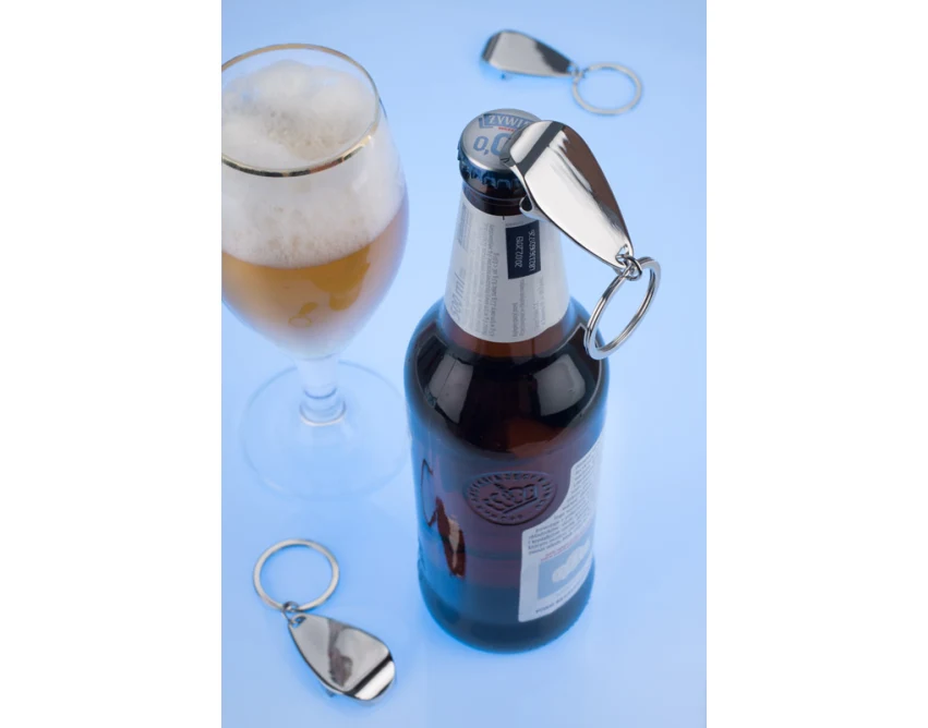 Srebrny metalowy brelok APER z otwieraczem i logo firmy
