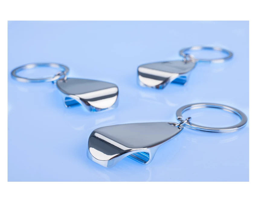Srebrny metalowy brelok APER z otwieraczem i logo firmy