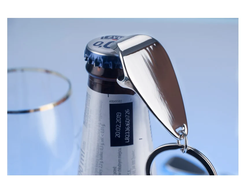 Srebrny metalowy brelok APER z otwieraczem i logo firmy