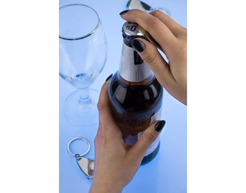 Srebrny metalowy brelok APER z otwieraczem i logo firmy