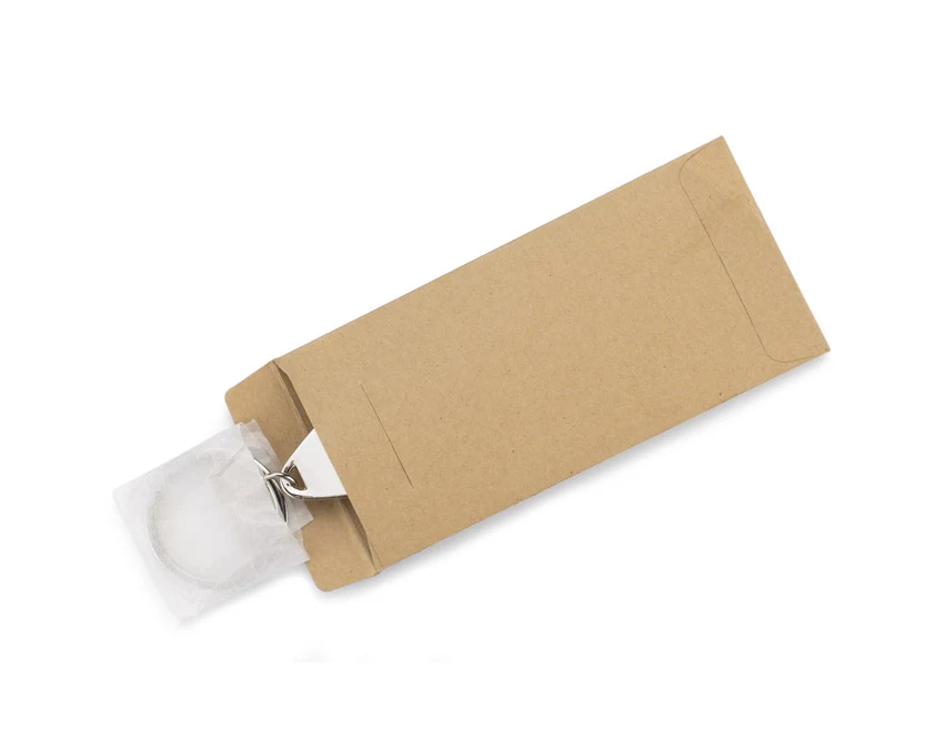 Srebrny metalowy brelok APER z otwieraczem i logo firmy