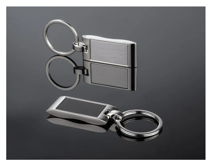 Czarny metalowy brelok KAMEL z grawerem logo firmowego