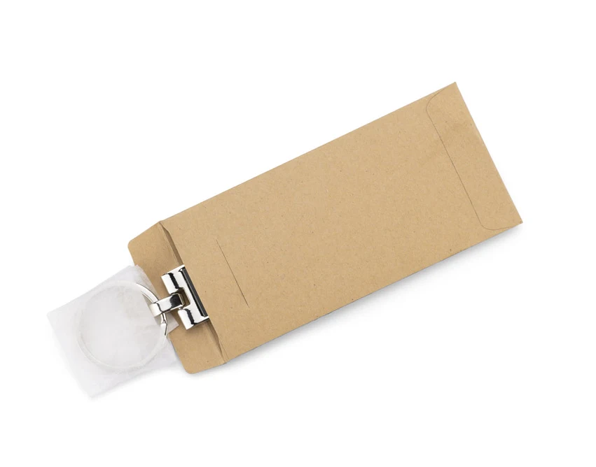 Czarny metalowy brelok KAMEL z grawerem logo firmowego