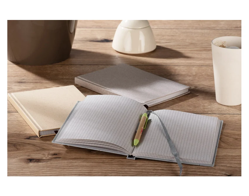 Notes KOFE A5 szary z łupin kawy i logo firmy