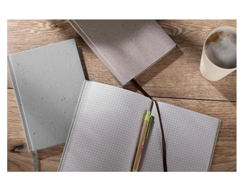 Notes KOFE A5 szary z łupin kawy i logo firmy