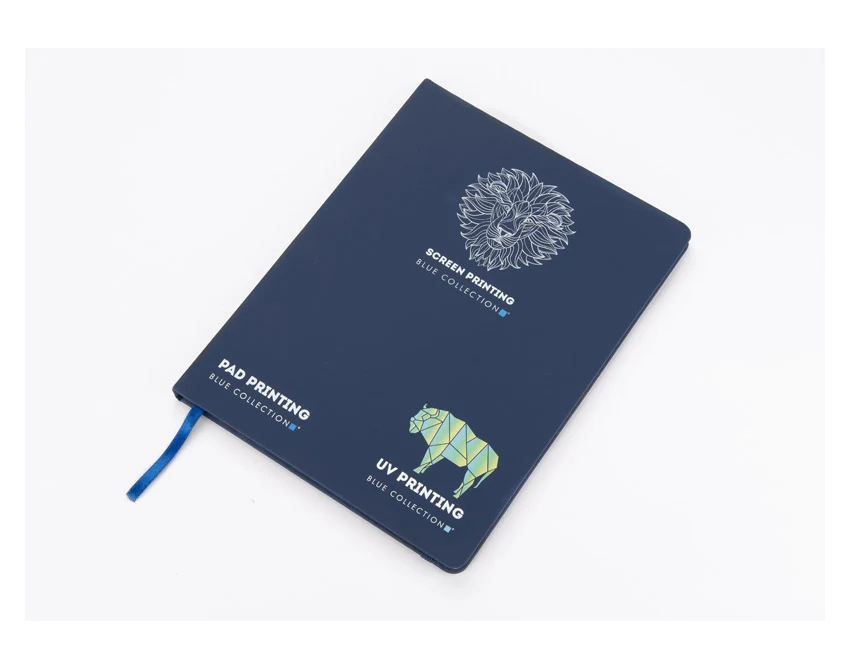 Granatowy notatnik B5 z gumką i logo – PU, 80 kartek