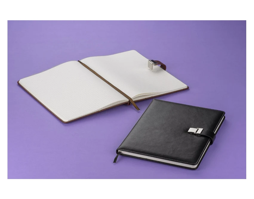 Czarny notes IDELO B5 PU z logo i magnetycznym zamknięciem