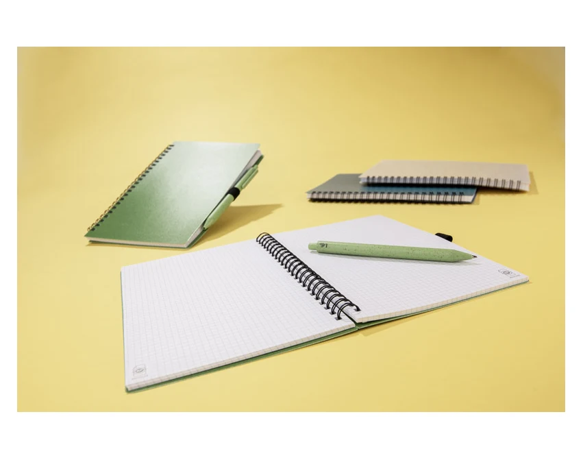 Zielony notes eko A5 ze słomy pszenicznej z logo i długopisem
