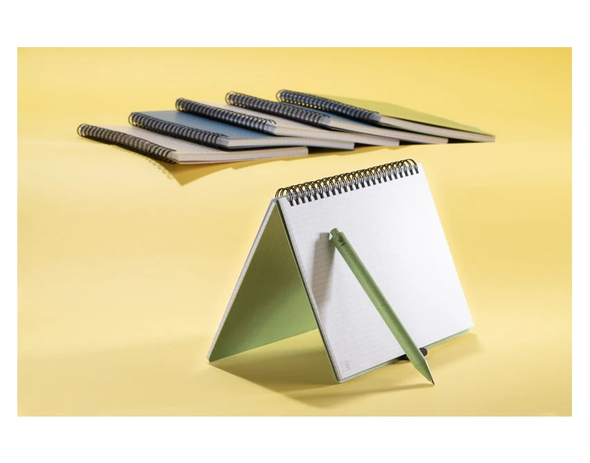 Zielony notes eko A5 ze słomy pszenicznej z logo i długopisem