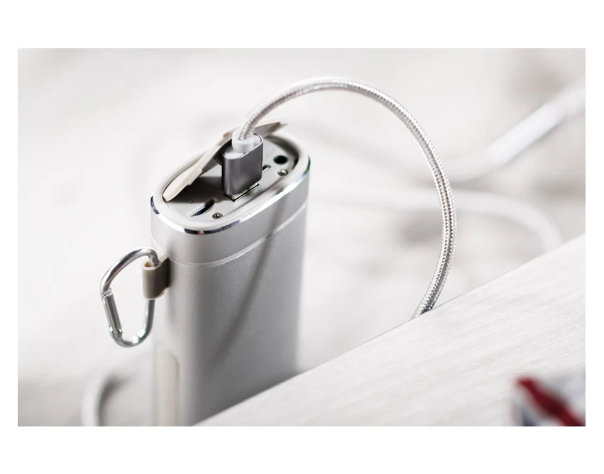 Srebrny głośnik bluetooth z powerbankiem i grawerem logo