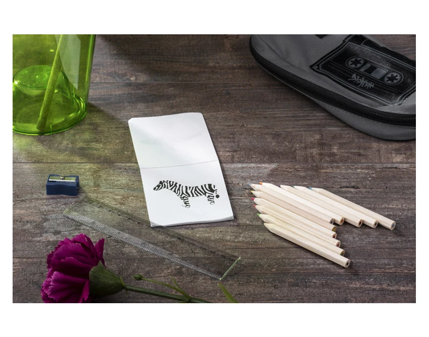 Kredki z logo z kolorowanką DECOR, linijką i temperówką