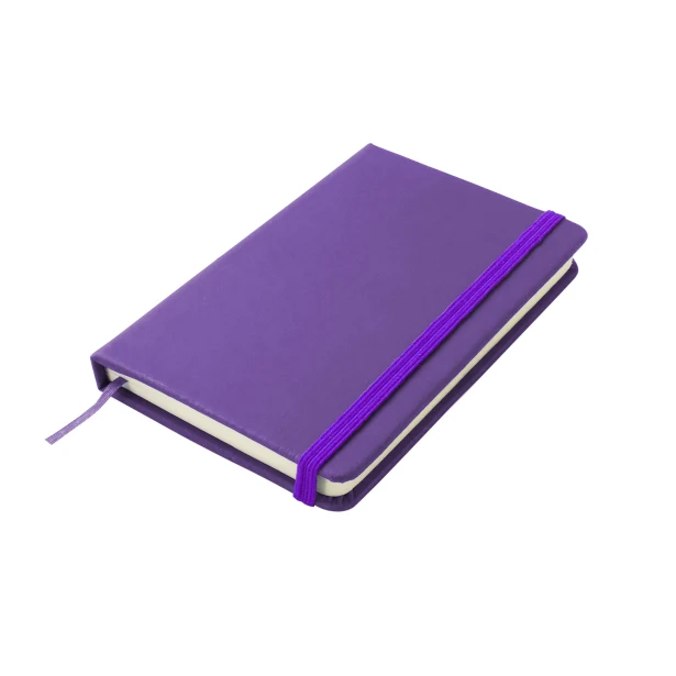 Fioletowy notes A6 z ekoskóry z gumką i logo firmy