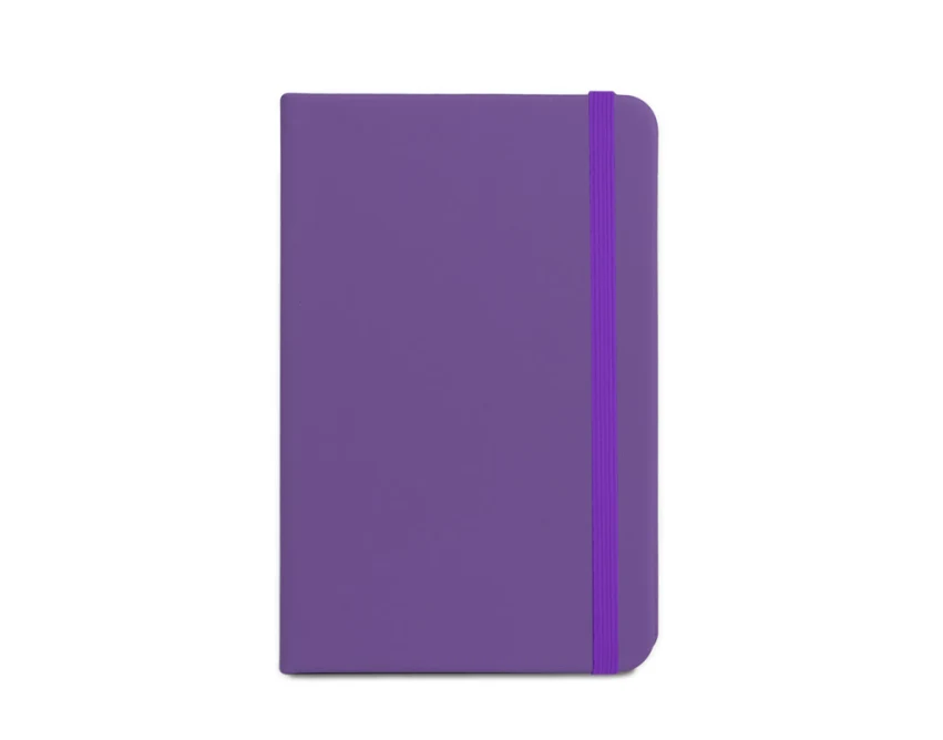 Fioletowy notes A6 z ekoskóry z gumką i logo firmy