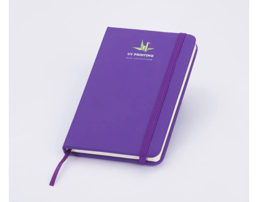 Fioletowy notes A6 z ekoskóry z gumką i logo firmy