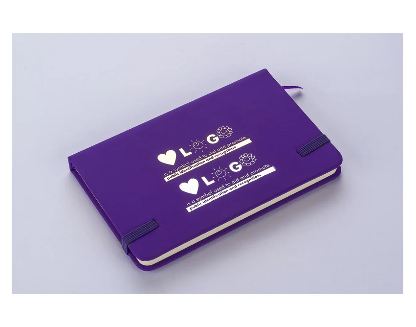 Fioletowy notes A6 z ekoskóry z gumką i logo firmy