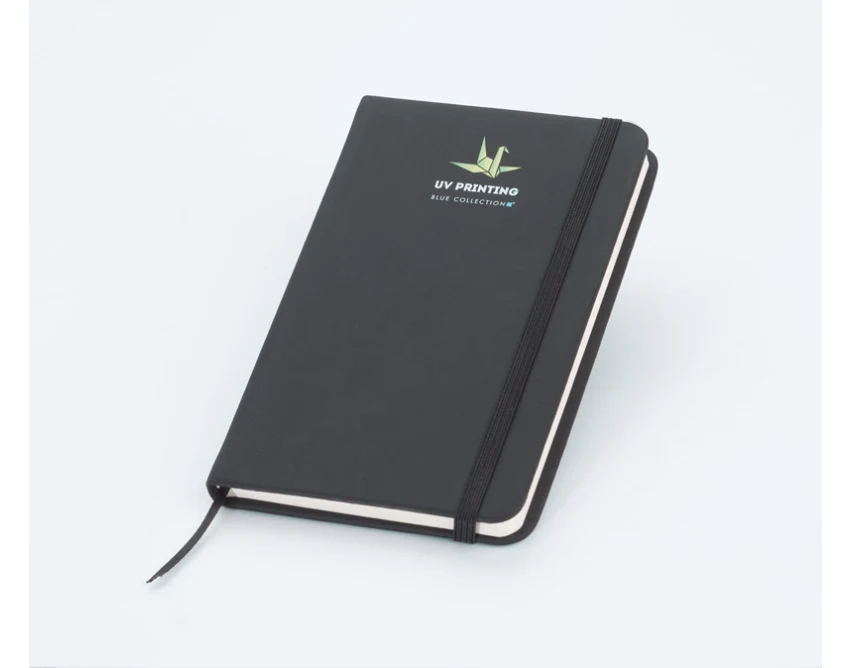 Czarny notes A6 z ekoskóry z gumką i logo firmy