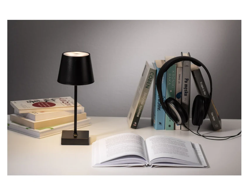Czarna lampka biurkowa LED VIDIA USB z logo firmy