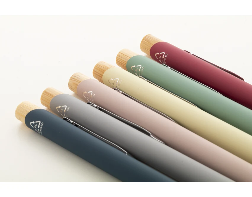 Długopis soft touch pastelowy róż, bambus, eco, grawer logo – prezent firmowy