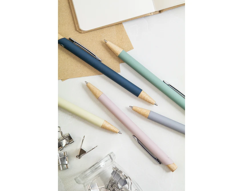 Długopis soft touch pastelowy róż, bambus, eco, grawer logo – prezent firmowy