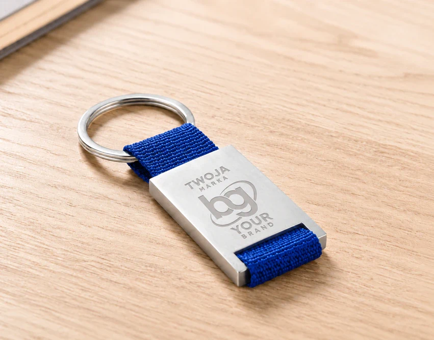 Granatowy brelok hotelowy metalowy z logo i taśmą