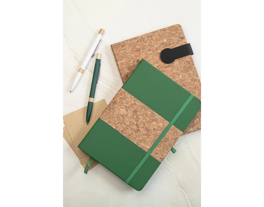 Notes z korka A5 zielony z gumką i uchwytem