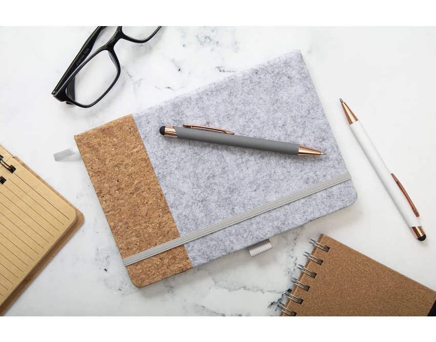 Notes korkowy A5 z logo, filc rPET, z gumką