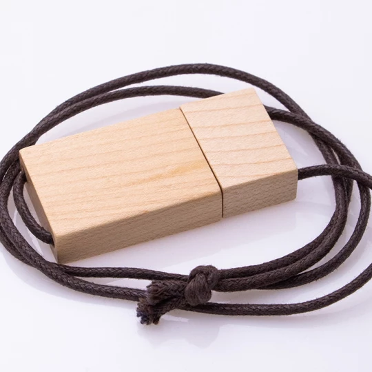 Drewniany pendrive z rzemykiem