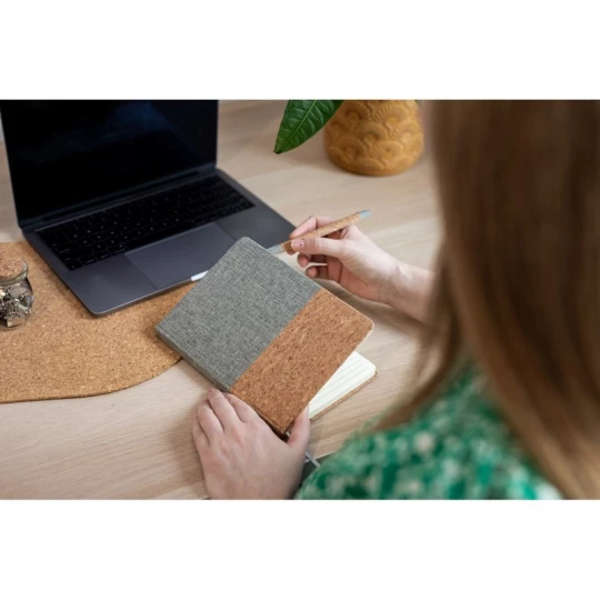 Szary eko notes A5 z korka z długopisem i logo firmy