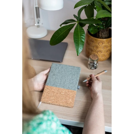 Szary eko notes A5 z korka z długopisem i logo firmy