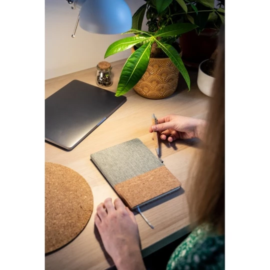 Szary eko notes A5 z korka z długopisem i logo firmy