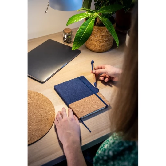 Szary eko notes A5 z korka z długopisem i logo firmy