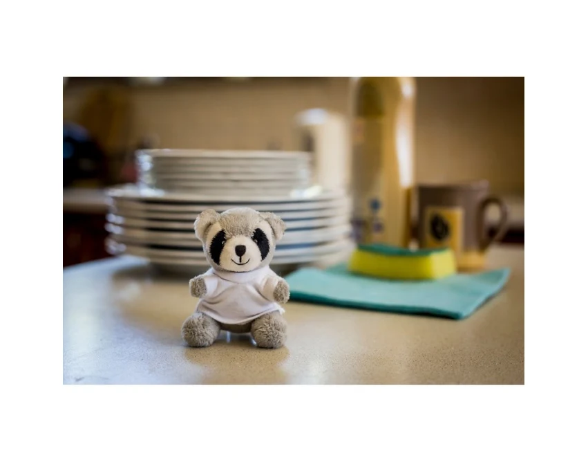 Brelok pluszowy szop pracz szary z białą koszulką pod logo