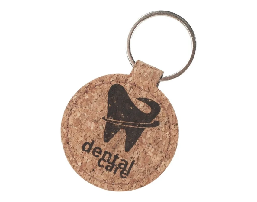 Brelok z naturalnego korka z grawerem – upominek firmowy