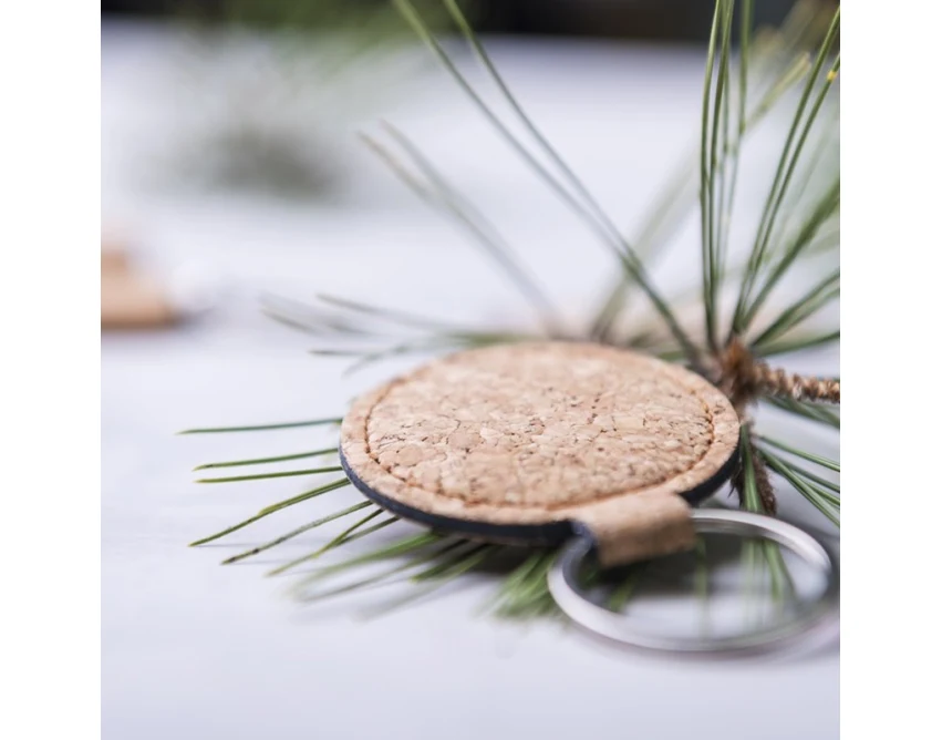 Brelok z naturalnego korka z grawerem – upominek firmowy